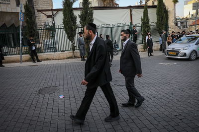 במהלך המצוד, בלשים מחופשים לחרדים