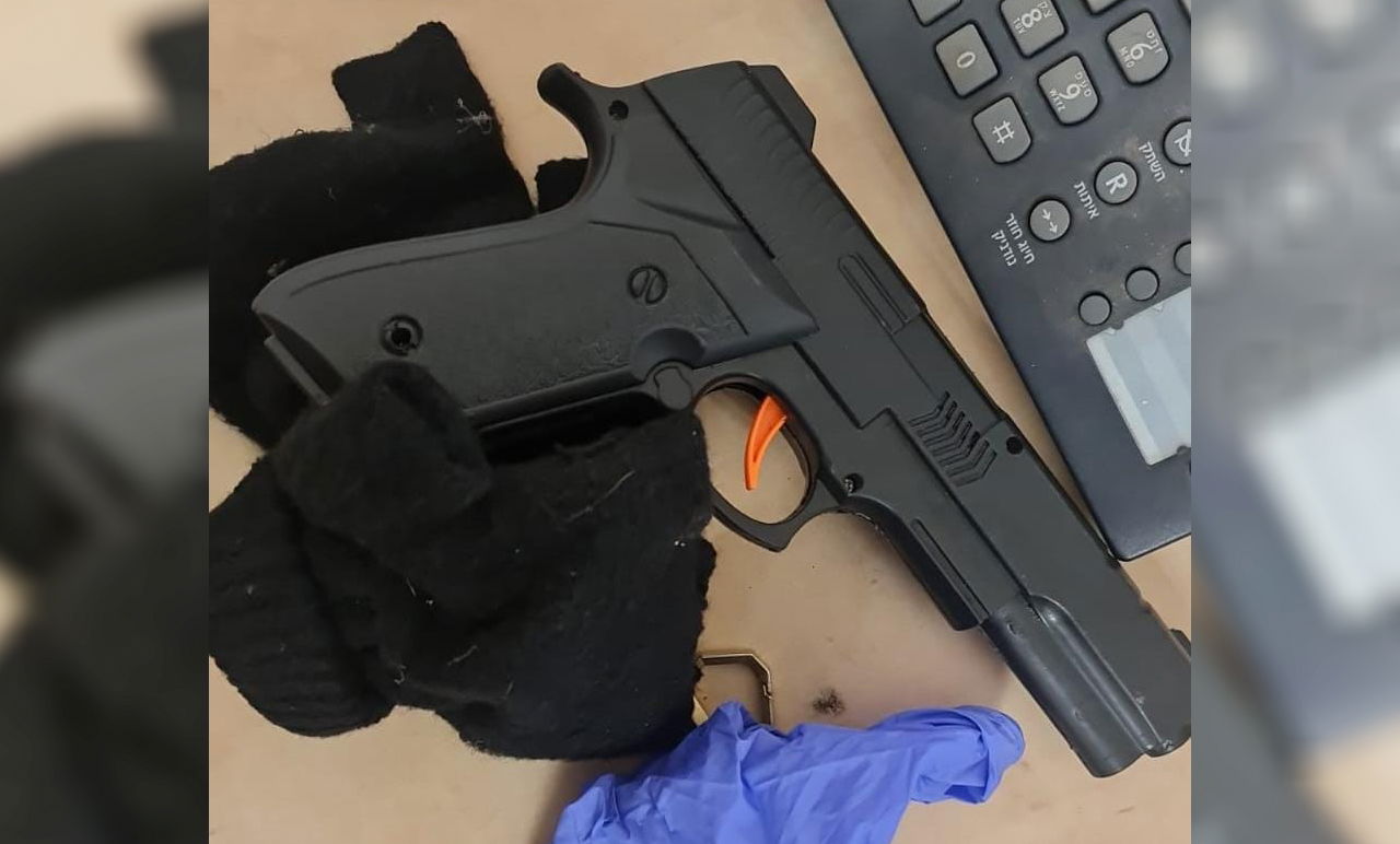 אקדח האיירסופט שנתפס ברשות אחד החשודים