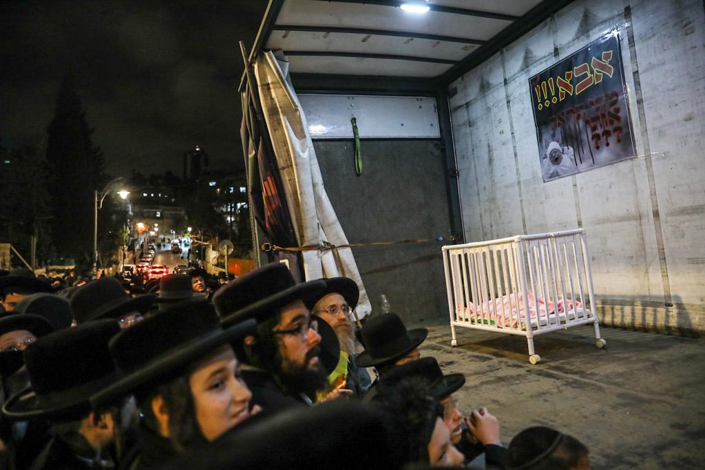 לול תינוקות וילדים בלבוש כתום: כך הפגינו הקיצונים