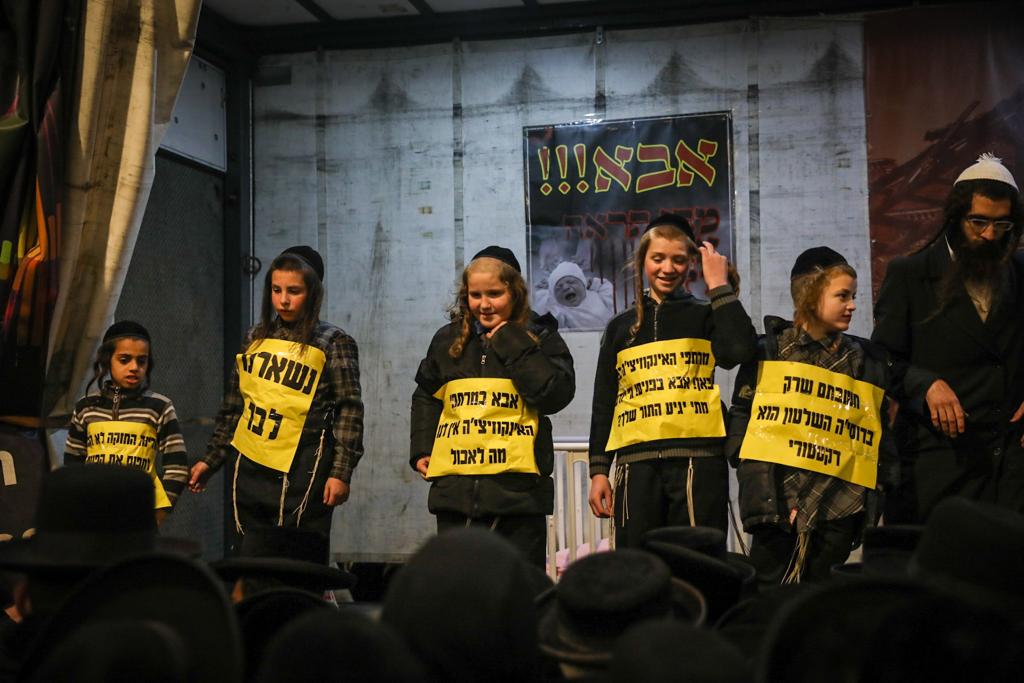 לול תינוקות וילדים בלבוש כתום: כך הפגינו הקיצונים