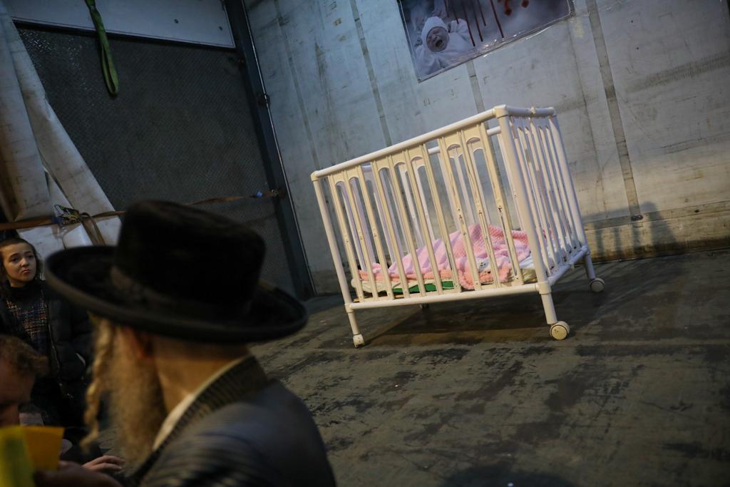 לול תינוקות וילדים בלבוש כתום: כך הפגינו הקיצונים