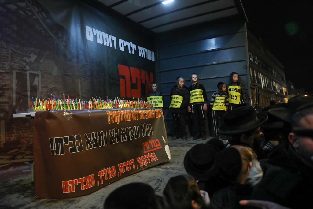 לול תינוקות וילדים בלבוש כתום: כך הפגינו הקיצונים