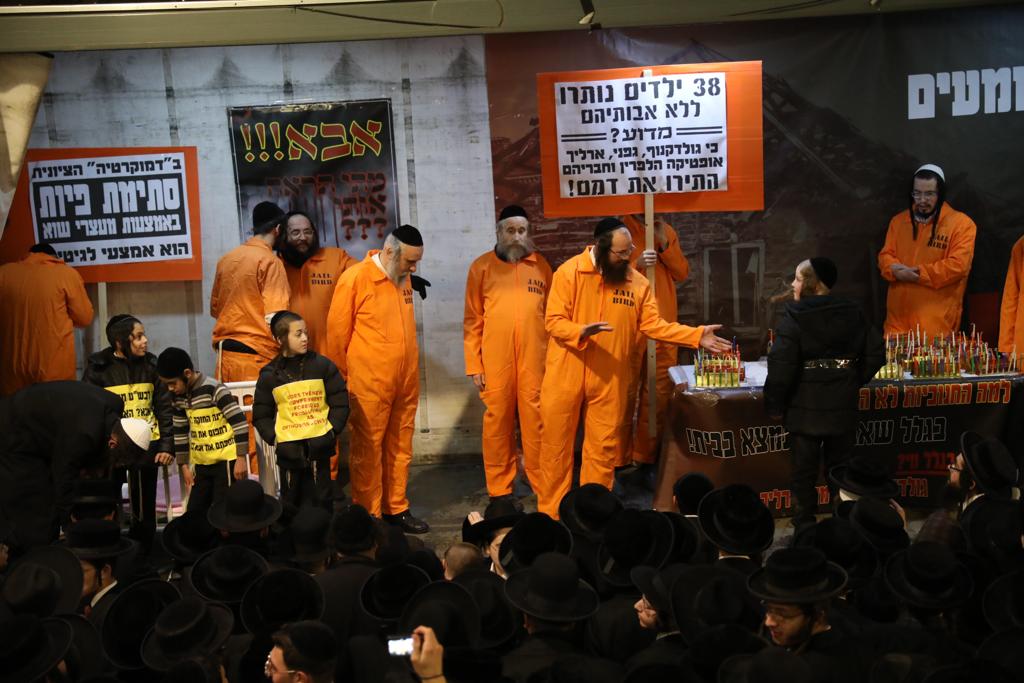 לול תינוקות וילדים בלבוש כתום: כך הפגינו הקיצונים