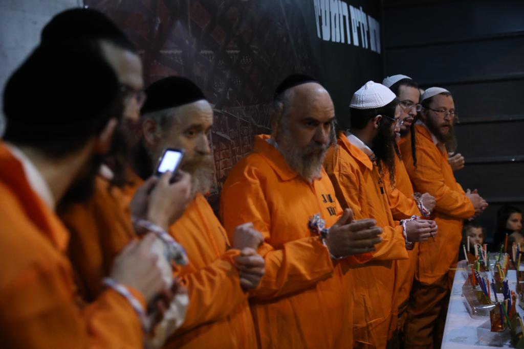 לול תינוקות וילדים בלבוש כתום: כך הפגינו הקיצונים