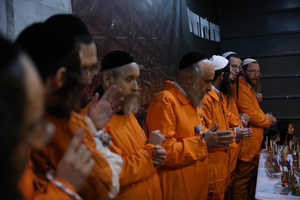 לול תינוקות וילדים בלבוש כתום: כך הפגינו הקיצונים