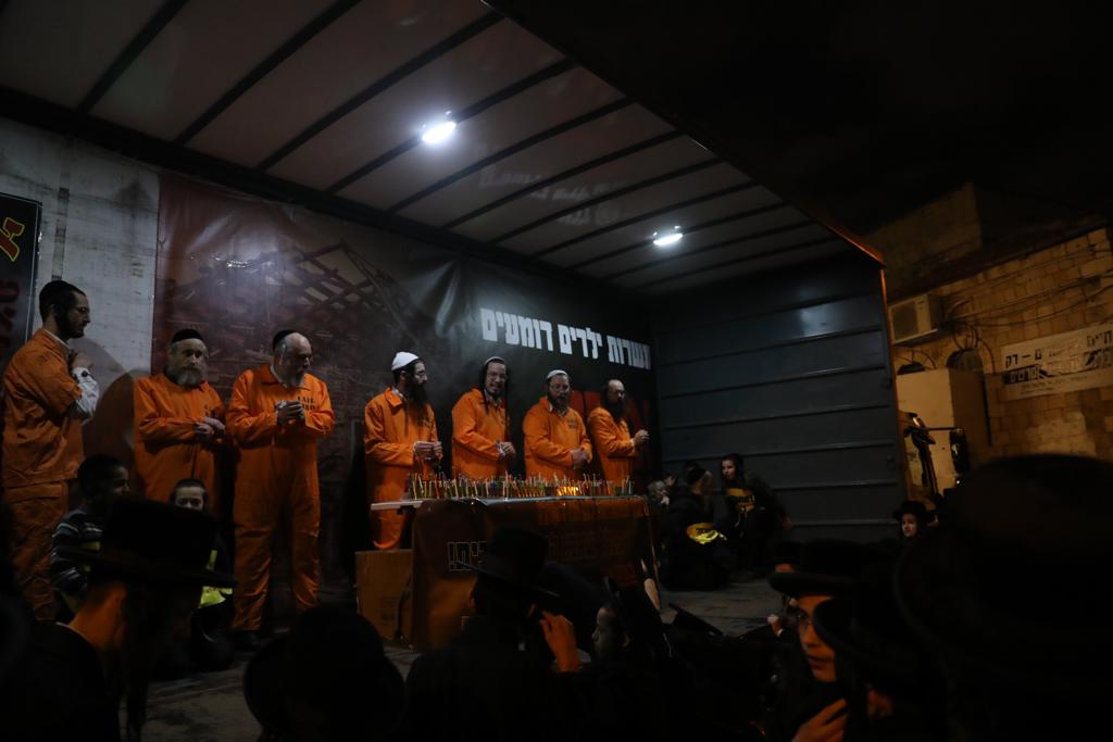 לול תינוקות וילדים בלבוש כתום: כך הפגינו הקיצונים