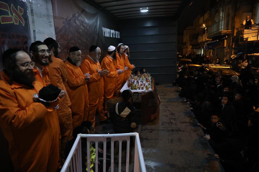 לול תינוקות וילדים בלבוש כתום: כך הפגינו הקיצונים