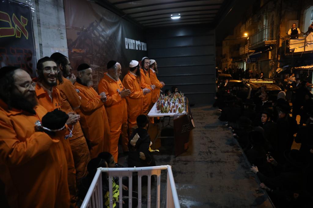 לול תינוקות וילדים בלבוש כתום: כך הפגינו הקיצונים