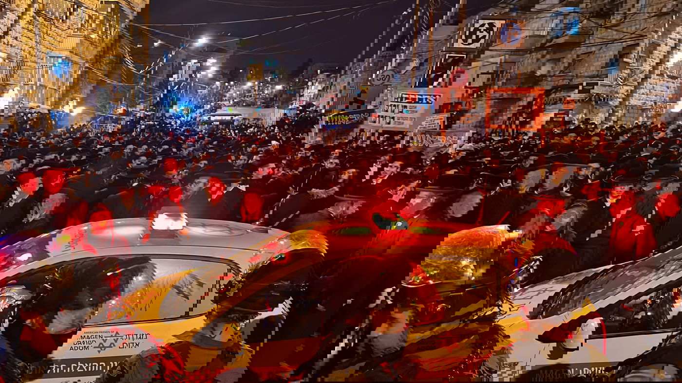 לול תינוקות וילדים בלבוש כתום: כך הפגינו הקיצונים