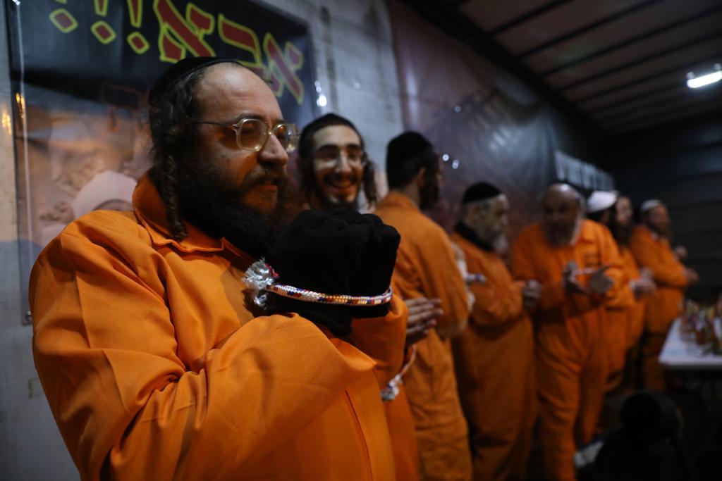 לול תינוקות וילדים בלבוש כתום: כך הפגינו הקיצונים