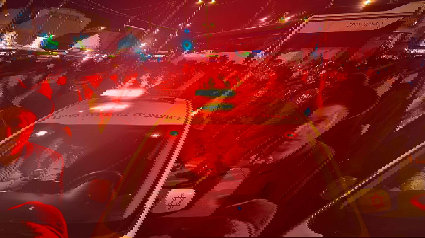 לול תינוקות וילדים בלבוש כתום: כך הפגינו הקיצונים