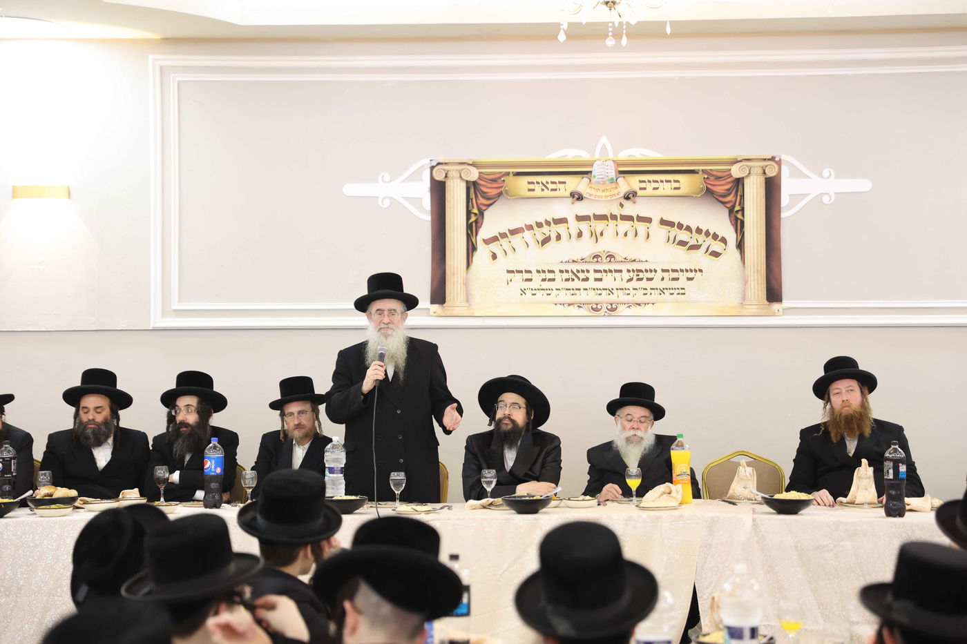 בישיבת צאנז חילקו תעודות לבחורים המצטיינים; תיעוד