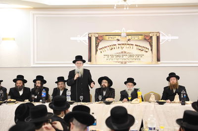 בישיבת צאנז חילקו תעודות לבחורים המצטיינים; תיעוד