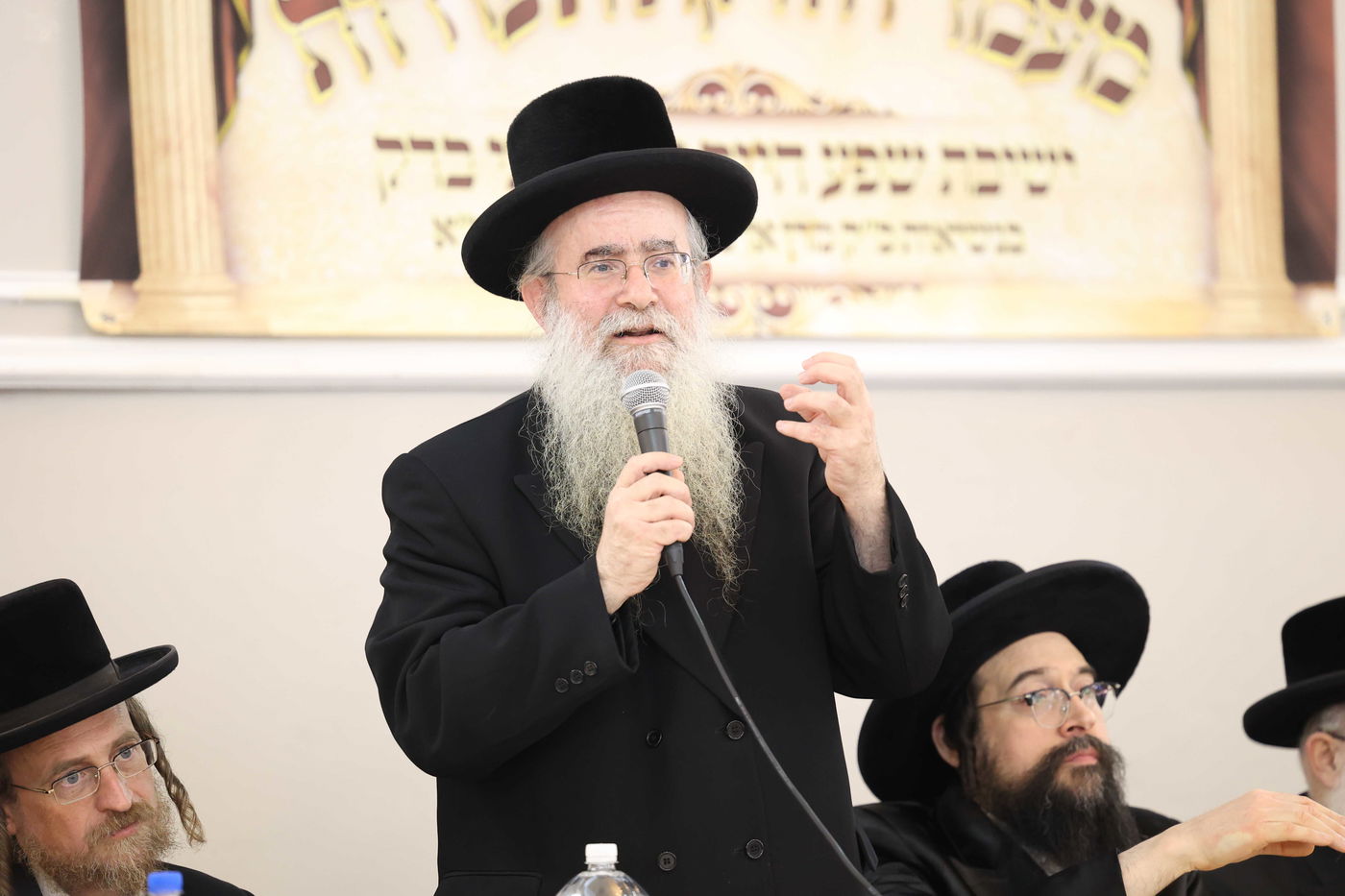 בישיבת צאנז חילקו תעודות לבחורים המצטיינים; תיעוד