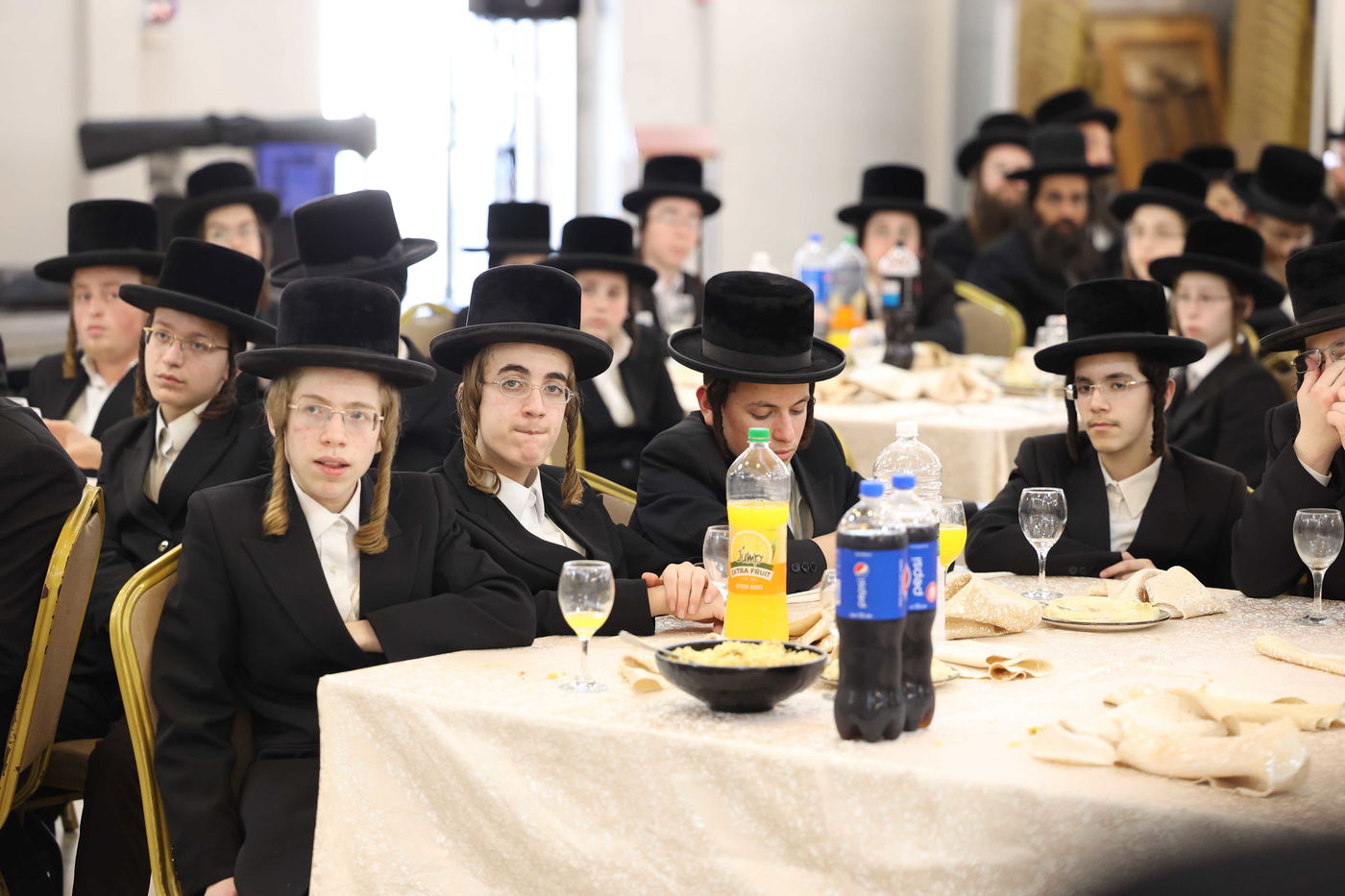 בישיבת צאנז חילקו תעודות לבחורים המצטיינים; תיעוד