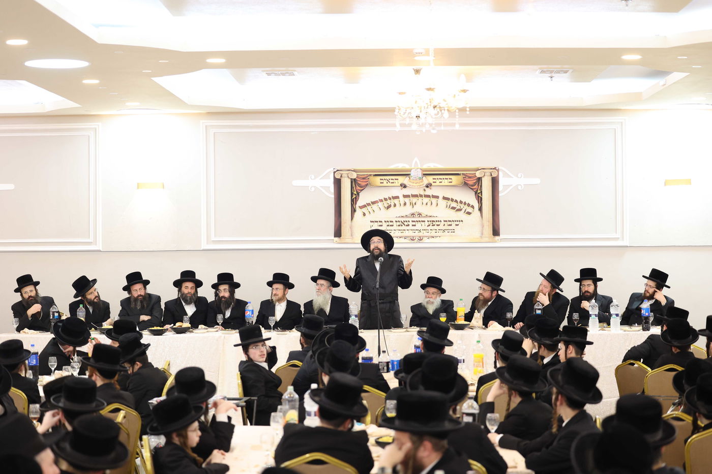 בישיבת צאנז חילקו תעודות לבחורים המצטיינים; תיעוד