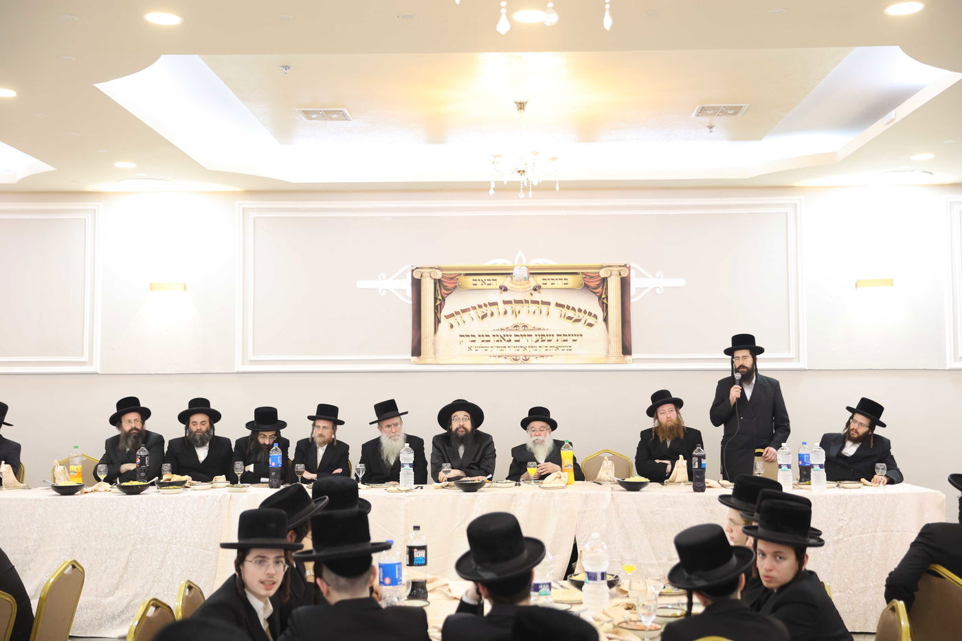 בישיבת צאנז חילקו תעודות לבחורים המצטיינים; תיעוד