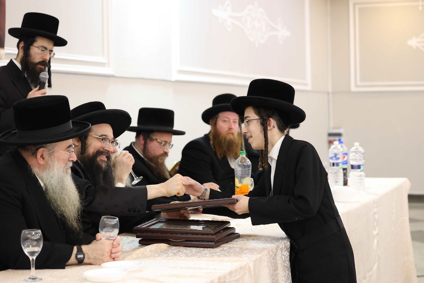 בישיבת צאנז חילקו תעודות לבחורים המצטיינים; תיעוד