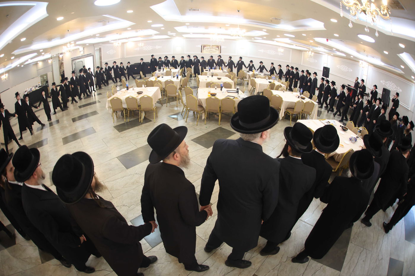 בישיבת צאנז חילקו תעודות לבחורים המצטיינים; תיעוד