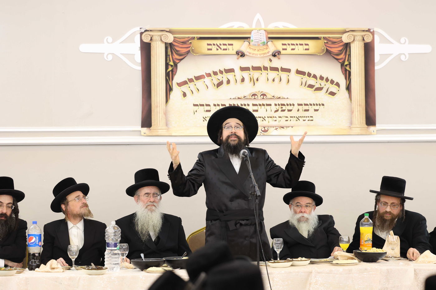 בישיבת צאנז חילקו תעודות לבחורים המצטיינים; תיעוד