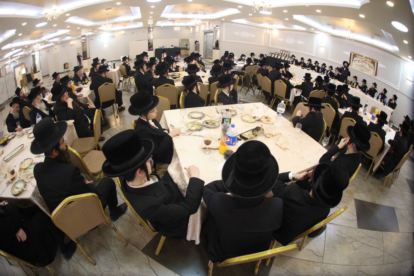 בישיבת צאנז חילקו תעודות לבחורים המצטיינים; תיעוד