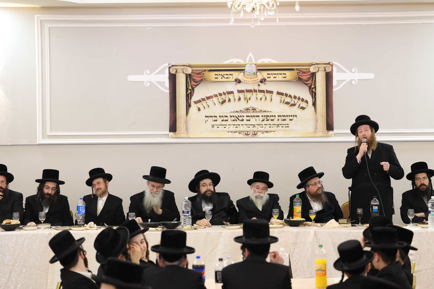 בישיבת צאנז חילקו תעודות לבחורים המצטיינים; תיעוד