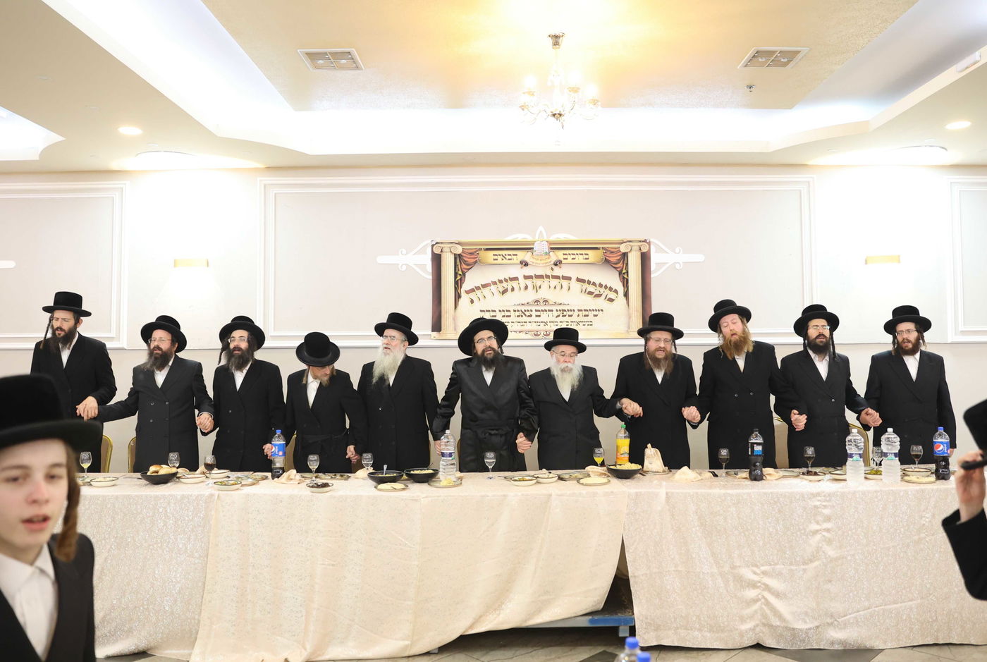 בישיבת צאנז חילקו תעודות לבחורים המצטיינים; תיעוד