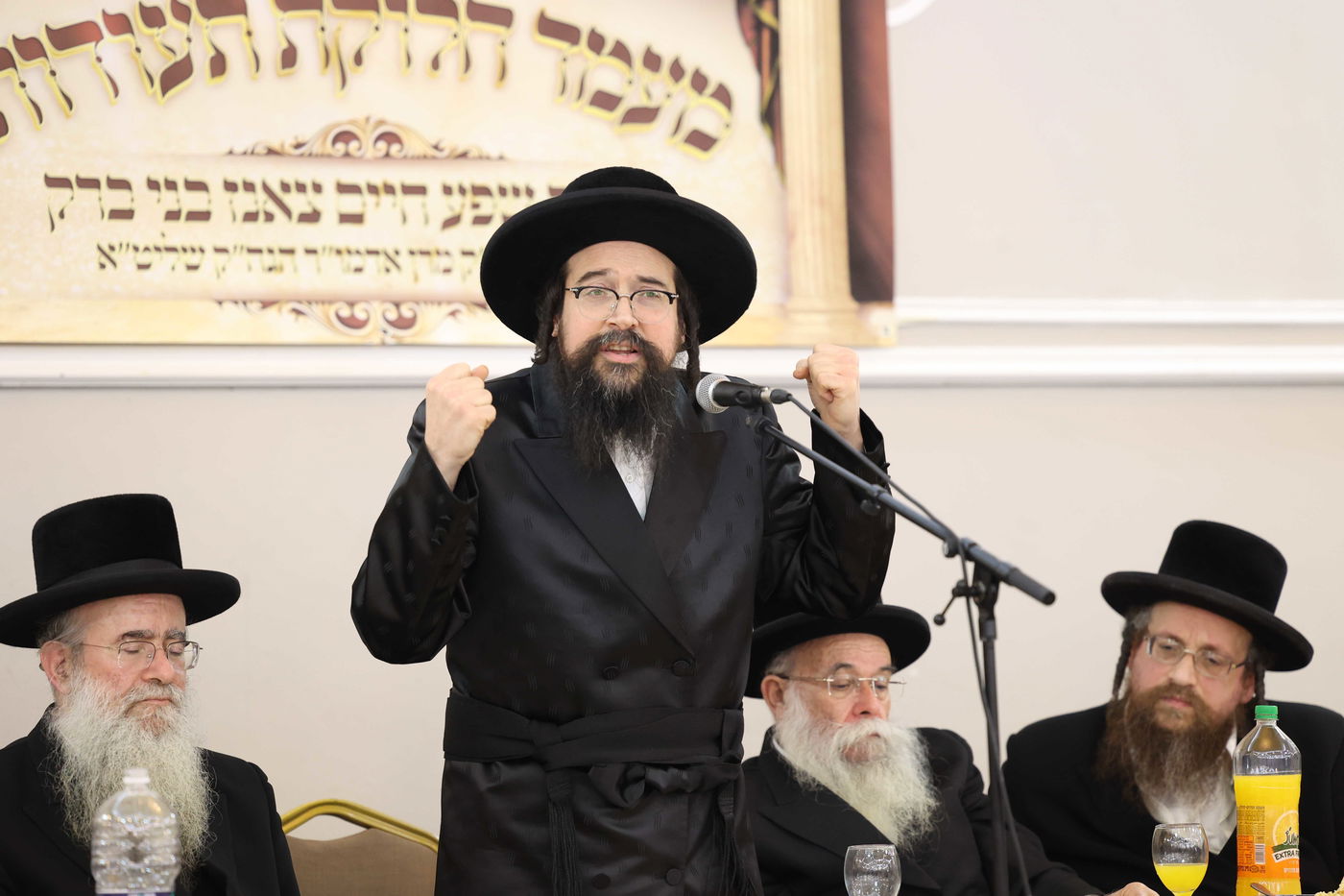 בישיבת צאנז חילקו תעודות לבחורים המצטיינים; תיעוד