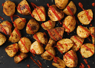 פטאטס בראבאס: תפוחי אדמה אפויים ומתובלים בסטייל ספרדי