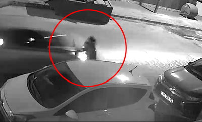 תיעוד מחריד! הילדה רצה לאוטובוס, נפגעת מרכב חולף - ועפה