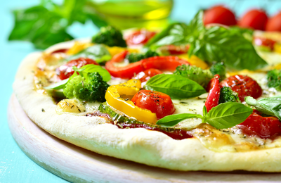 צאו מהקופסה: פיצה חומוס עם תוספות מטריפות