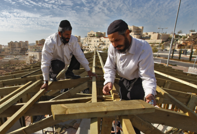 חרדים עובדים. למצולמים אין קשר לנאמר בכתבה. תמונת אילוסטרציה.
