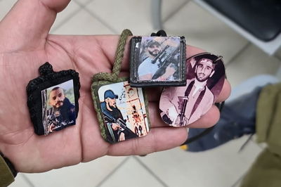 שרשראות עם תמונות מחבלים שנתפסו ברשות החשודים