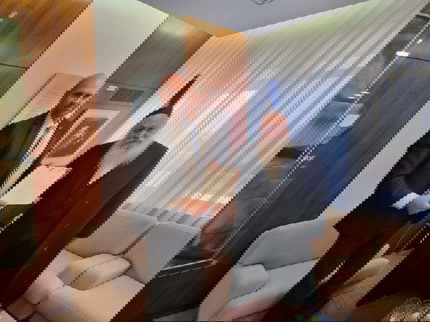 זה יוצא וזה נכנס. גולדקנופף מגיש את מכתב ההתפטרות ליו"ר הכנסת