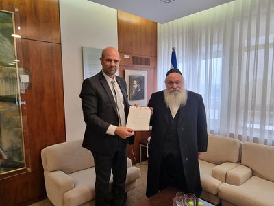 זה יוצא וזה נכנס. גולדקנופף מגיש את מכתב ההתפטרות ליו"ר הכנסת