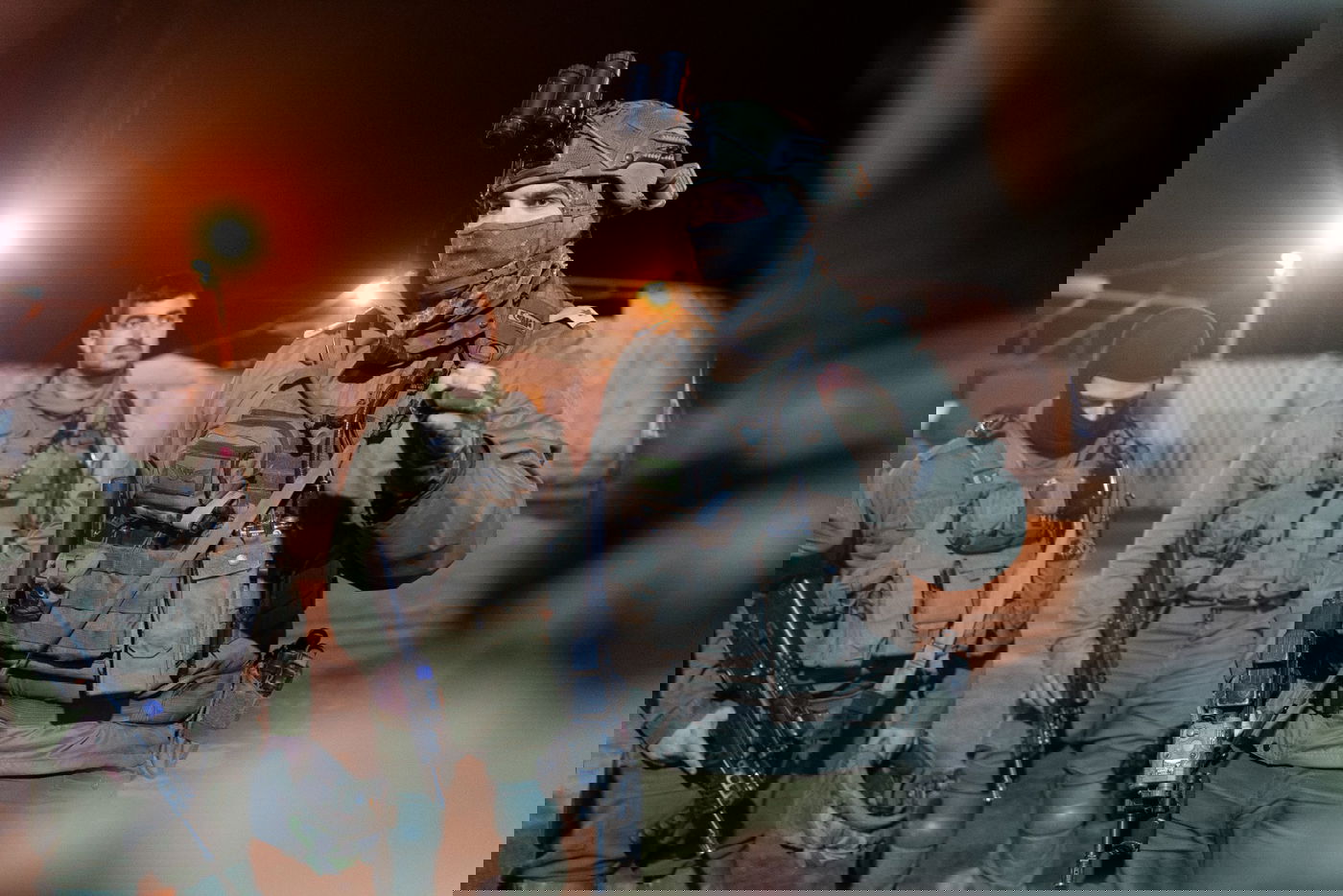 מחבל ניסה לחטוף נשק מחייל - ונורה; 12 מבוקשים נעצרו