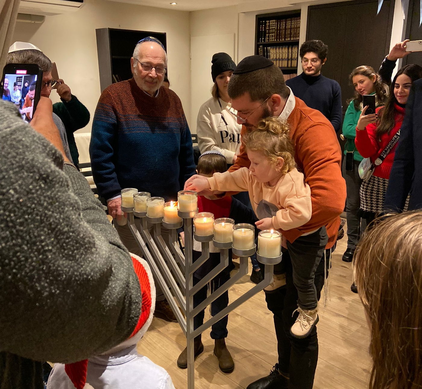 כותב השורות מדליק נר שמיני בבית חב"ד מרכז אמסטרדם