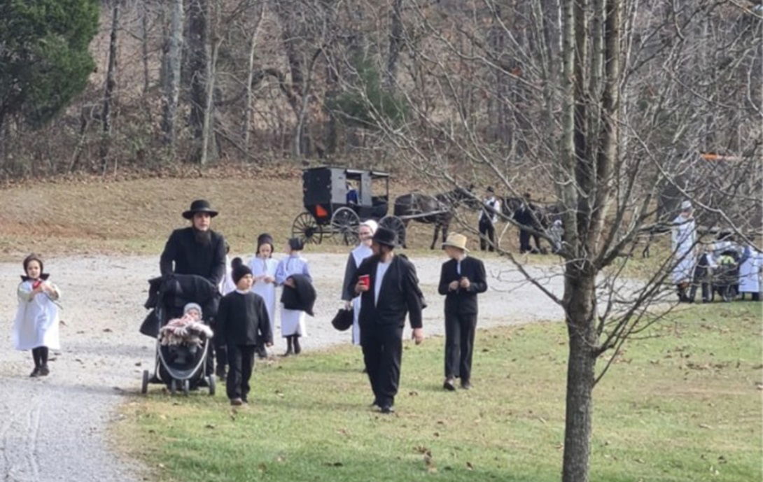 חברי כת האמיש בלבושם הדומה לציבור החרדי ביציאה מהמפגש השבועי