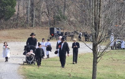 חברי כת האמיש בלבושם הדומה לציבור החרדי ביציאה מהמפגש השבועי