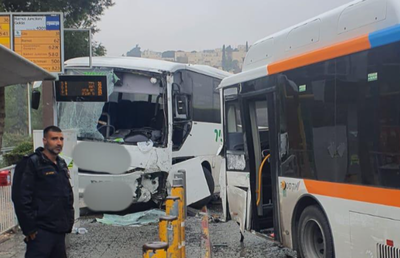 אוטובוס החליק בצומת רמות: עשרה נפצעו