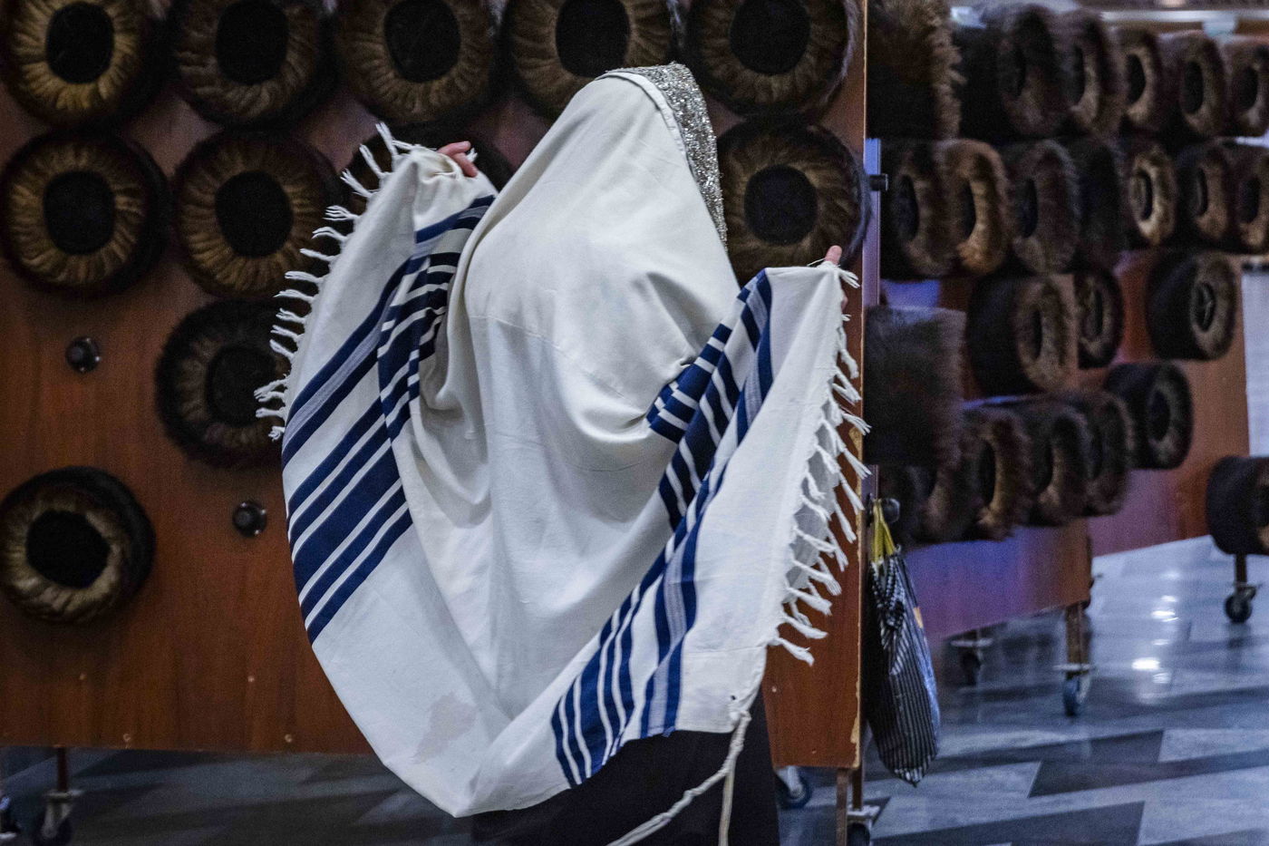 פרשת ויחי: האם מותר לומר בפרשת ציצית 'אמת' אחרי החזן?