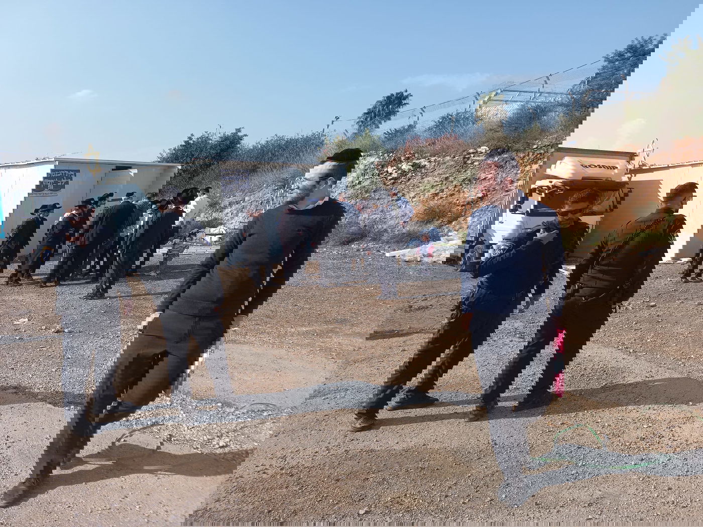 שוטרים באים לתת את הצו