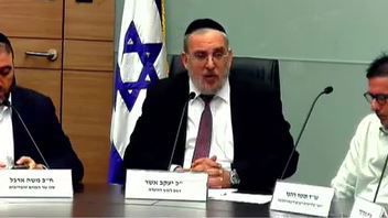 יעקב אשר, היום בדיון