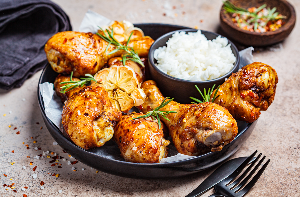 כל בית צריך עוף פריך: שוקיים צלויות בשום ורוזמרין