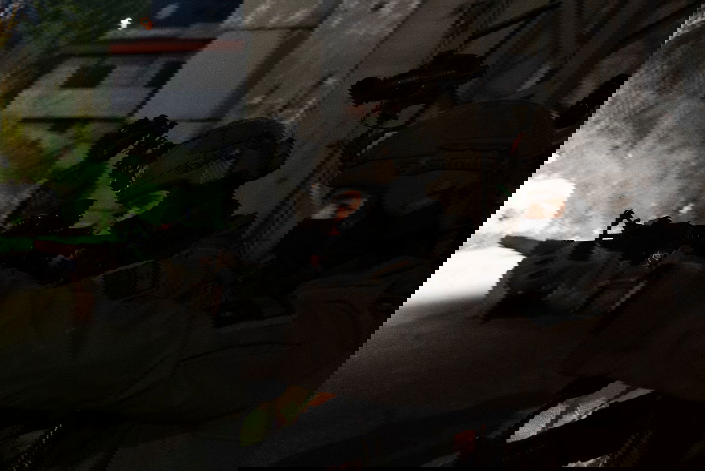 תחת ירי והשלכת מטענים: החיילים עצרו 16 מבוקשים | צפו