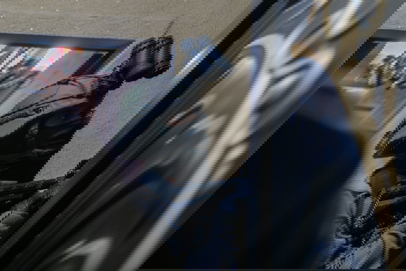 תחת ירי והשלכת מטענים: החיילים עצרו 16 מבוקשים | צפו