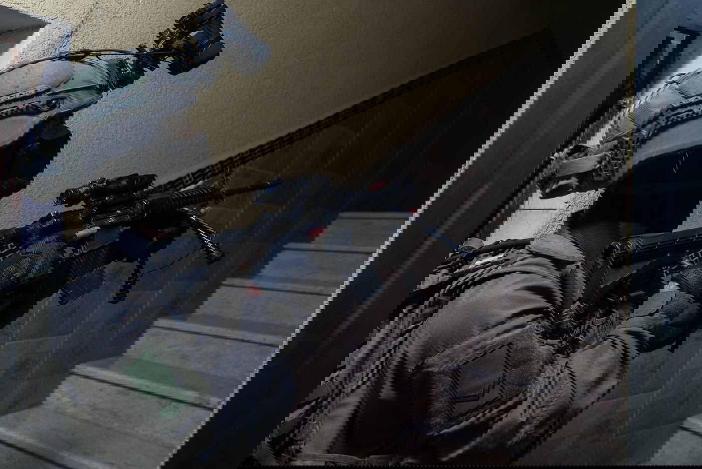 תחת ירי והשלכת מטענים: החיילים עצרו 16 מבוקשים | צפו