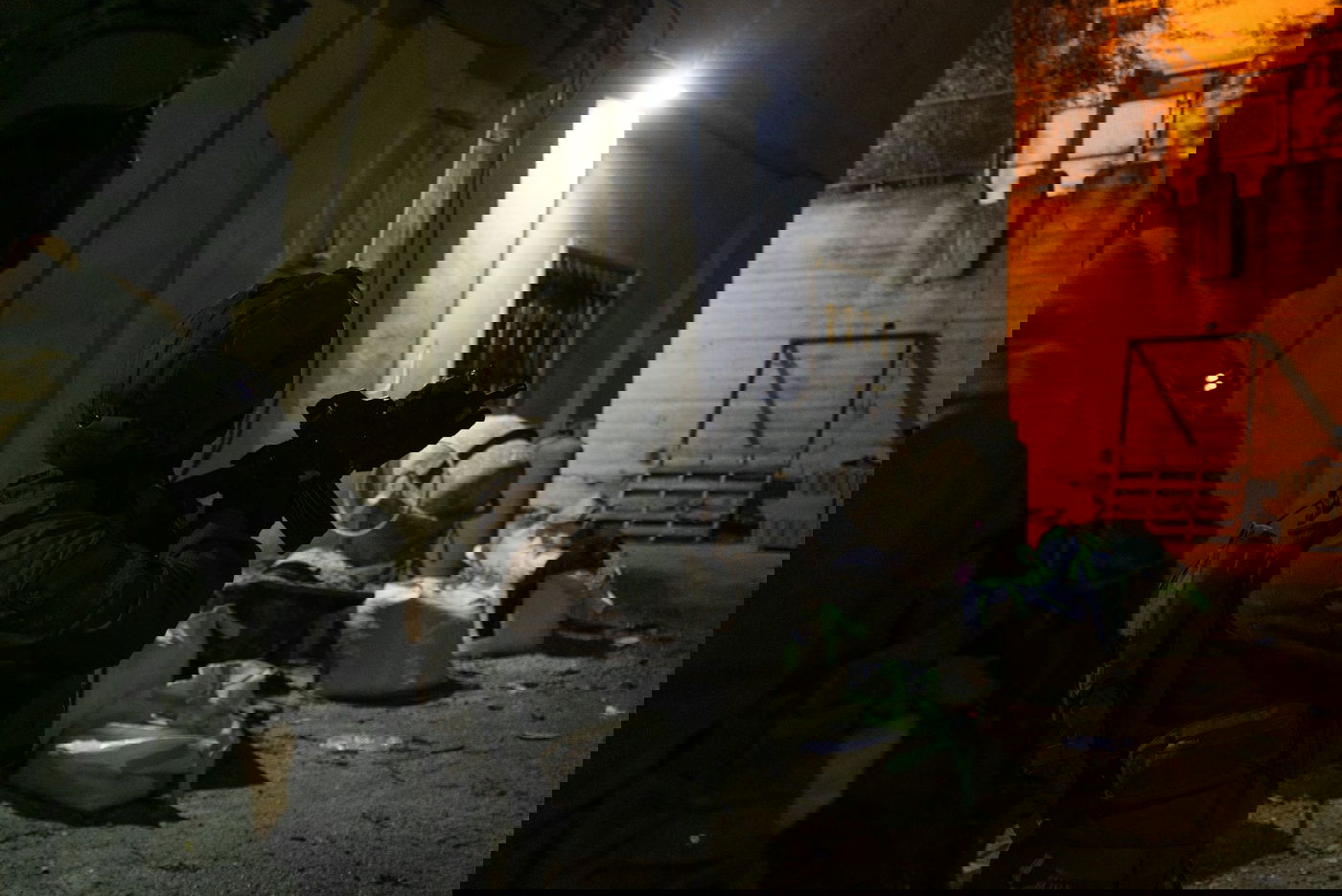 תחת ירי והשלכת מטענים: החיילים עצרו 16 מבוקשים | צפו