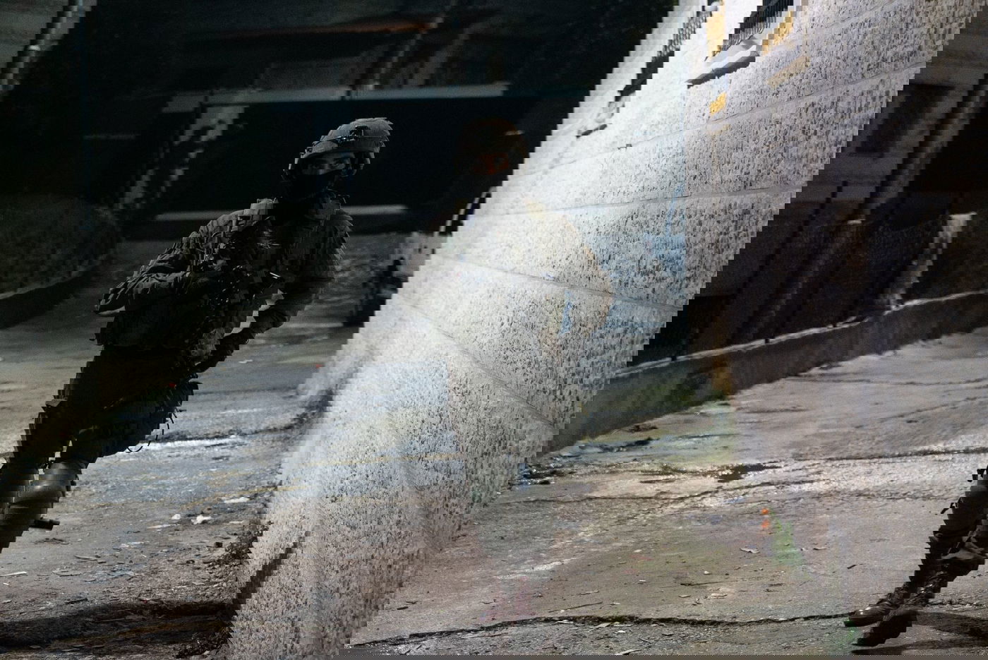 תחת ירי והשלכת מטענים: החיילים עצרו 16 מבוקשים | צפו