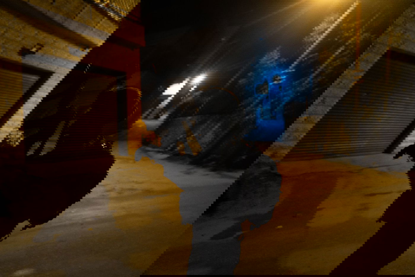 תחת ירי והשלכת מטענים: החיילים עצרו 16 מבוקשים | צפו